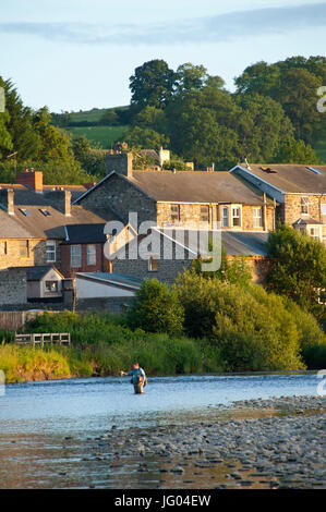 Builth Wells, Powys, Wales, Regno Unito. 2 Luglio, 2017. In una bella serata estiva un uomo è visto la pesca nel fiume Wye a Builth Wells in Powys, Wales, Regno Unito. © Graham M. Lawrence/Alamy Live News Foto Stock