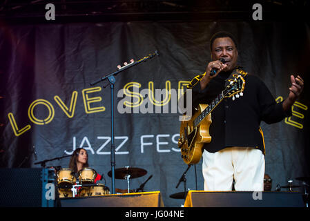 Glynde, Inghilterra, Regno Unito. 02Luglio, 2017. Glynde, East Sussex, 2 luglio, 2017. George Benson si esibisce dal vivo sul palco principale al supremo Amore Jazz Festival a Glynde posto. Credito: Francesca Moore/Alamy Live News Foto Stock