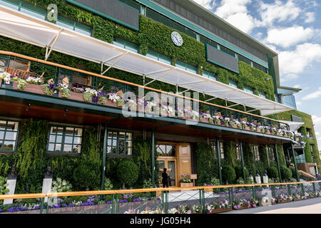 Il torneo di Wimbledon, Londra, Regno Unito. 2 Luglio, 2017. Il torneo di Wimbledon Tennis Championships 2017 tenutosi presso il All England Lawn Tennis e Croquet Club di Londra, Inghilterra, Regno Unito. Intorno al giardino Vista generale dei preparati il giorno prima dell'inizio dei campionati. Credito: Duncan Grove/Alamy Live News Foto Stock