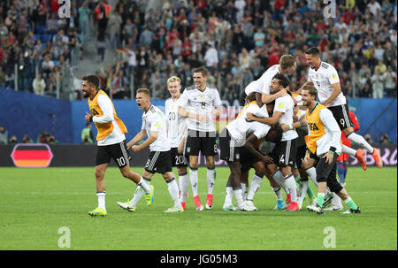 San Pietroburgo, Russia. 2 Luglio, 2017. I giocatori di Germania festeggia dopo aver vinto la partita finale tra il Cile e la Germania del 2017 FIFA Confederations Cup a San Pietroburgo, Russia, il 2 luglio 2017. La Germania ha vinto 1-0 e rivendicato il titolo. Credito: Xu Zijian/Xinhua/Alamy Live News Foto Stock