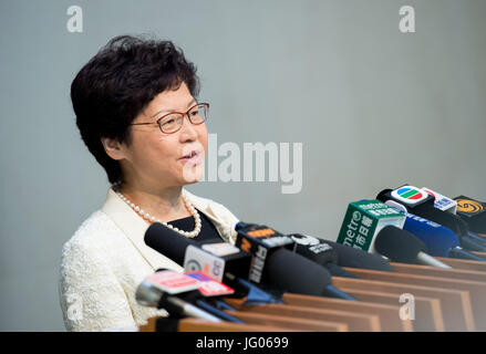 Hong Kong, Hong Kong, Hong Kong, Cina. 3 Luglio, 2017. HONG KONG, CINA - 03 Luglio: Hong Kong's Chief Executive Carrie Lam arriva a lavorare per la sua prima ufficiale il giorno seguente il suo essere giurato in ufficio dal presidente cinese Xi Jinping durante il ventesimo anniversario della restituzione di Hong Kong alla Cina.Hong Kong, Hong Kong SAR in Cina il 1 luglio 2017. Credito: Jayne Russell/ZUMA filo/Alamy Live News Foto Stock