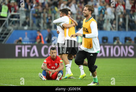 San Pietroburgo, Russia. 2 Luglio, 2017. Leonardo Valencia (1L) del Cile reagisce dopo la partita finale tra il Cile e la Germania a 2017 FIFA Confederations Cup a San Pietroburgo, Russia, il 2 luglio 2017. La Germania ha sostenuto il titolo sconfiggendo il Cile con 1-0. Credito: Xu Zijian/Xinhua/Alamy Live News Foto Stock