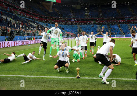 San Pietroburgo, Russia. 2 Luglio, 2017. I giocatori di Germania festeggiare dopo la cerimonia di premiazione per il match finale tra il Cile e la Germania a 2017 FIFA Confederations Cup a San Pietroburgo, Russia, il 2 luglio 2017. La Germania ha sostenuto il titolo con 1-0. Credito: Xu Zijian/Xinhua/Alamy Live News Foto Stock