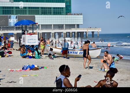 Turisti e villeggianti godendo della splendida spiaggia meteo a Atlantic City New Jersey sulla trafficata 4 luglio weekend Foto Stock