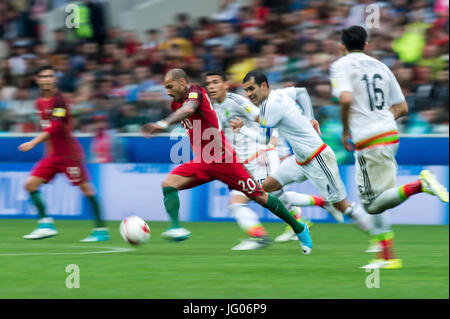 Mosca, Russia. 2 Luglio, 2017. Ricardo Quaresma del Portogallo (2 L) compete durante la partita per il terzo posto tra il Portogallo e il Messico al 2017 FIFA Confederations Cup a Mosca, in Russia, il 2 luglio 2017. Il Portogallo ha vinto 2-1. Credito: Evgeny SInitsyn/Xinhua/Alamy Live News Foto Stock