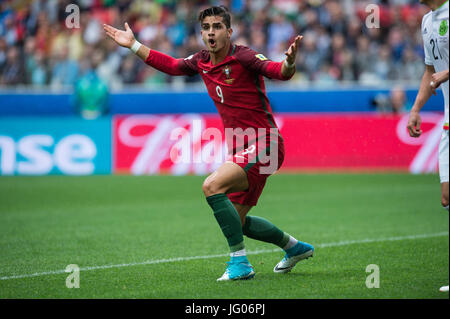 Mosca, Russia. 2 Luglio, 2017. Andre Silva del Portogallo reagisce durante la partita per il terzo posto tra il Portogallo e il Messico al 2017 FIFA Confederations Cup a Mosca, in Russia, il 2 luglio 2017. Il Portogallo ha vinto 2-1. Credito: Evgeny SInitsyn/Xinhua/Alamy Live News Foto Stock