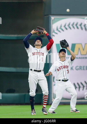 Houston, TX, Stati Uniti d'America. 2 Luglio, 2017. Houston Astros sinistra fielder Norichika Aoki (3) e terminare Carlos Correa (1) campo un fly sfera che viene catturato da Aoki nella sesta inning durante la MLB partita tra i New York Yankees e Houston Astros al Minute Maid Park a Houston, TX. John Glaser/CSM/Alamy Live News Foto Stock