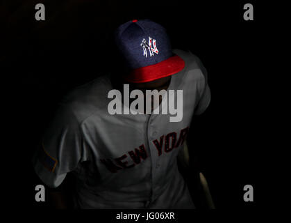 Houston, TX, Stati Uniti d'America. 2 Luglio, 2017. New York Yankees shorstop Didi Gregorius (18) entra la piroga prima di iniziare il gioco MLB tra i New York Yankees e Houston Astros al Minute Maid Park a Houston, TX. John Glaser/CSM/Alamy Live News Foto Stock