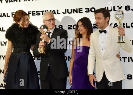 Karlovy Vary, Repubblica Ceca. Il 30 giugno, 2017. Compositore americano James Newton Howard (secondo da sinistra) e l'attore americano Casey Affleck (a destra) pone con i loro premi, che hanno ricevuto la sera durante il primo giorno della cinquantaduesima Film Festival Internazionale di Karlovy Vary, nella Repubblica ceca il 30 giugno 2017. Sul lato sinistro è Howard moglie Sophie Howard e il terzo da sinistra è Affleck's ragazza Floriana Lima. Credito: Slavomir Kubes/CTK foto/Alamy Live News Foto Stock
