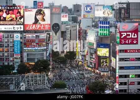 Tokyo, Giappone. 3 Luglio, 2017. Una foto scattata sul 29 maggio 2017 mostra una vista generale di Tokio Shibuya quartiere dello shopping. Secondo la Banca del Giappone del rapporto Tankan, la fiducia fra la nazione più grandi produttori è aumentato per il terzo trimestre dritto al livello massimo in più di tre anni. La relazione ha mostrato una lettura di 17 tra i principali produttori che è il livello più alto dal primo trimestre del 2014. Credito: AFLO/Alamy Live News Foto Stock