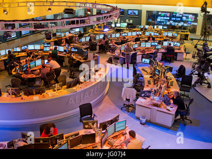 Il lavoro dei giornalisti nella sala stampa del arabo news emittente Al Jazeera a Doha, Qatar, 05 giugno 2012. Foto: Tim Brakemeier | Utilizzo di tutto il mondo Foto Stock