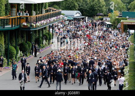 WIMBLEDON folla Inserisci motivi per iniziare a riprodurre il giorno 1, i campionati di Wimbledon 2017, i campionati di Wimbledon 2017, 2017 Foto Stock