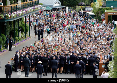 WIMBLEDON folla Inserisci motivi per iniziare a riprodurre il giorno 1, i campionati di Wimbledon 2017, i campionati di Wimbledon 2017, 2017 Foto Stock