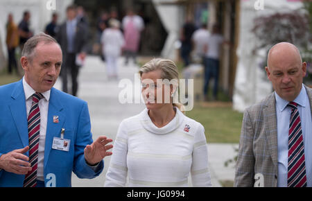 Hampton Court Palace, East Molesey, Regno Unito. 3 Luglio, 2017. Il più grande del mondo di fiori annuali mostrano corre da 4-9 luglio, fiancheggianti di entrambi i lati della lunga acqua a Hampton Court Palace e include mostrano giardini, rose, MARQUEE MARQUEE floreali e Pianta padiglioni. Veterani ciechi Gran Bretagna accoglie con favore il nuovo patron HRH la Contessa di Wessex sul "è tutto su comunità giardino". Credito: Malcolm Park / Alamy Live News. Foto Stock