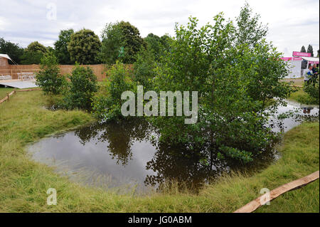 Londra, Regno Unito. 3 lug 2017. Di Trattenere il giardino Flood (progettata da saranno Williams), uno dei sei belle ed eleganti giardini per un mondo che cambia sul display a 2017 RHS Hampton Court Flower Show che si è aperto oggi, Londra, Regno Unito. Giardini per un mondo che cambia è una nuova categoria che evidenzia più sostenibile è la direzione che il giardinaggio è ora tenuto in tutto il mondo. Credito: Michael Preston/Alamy Live News Foto Stock