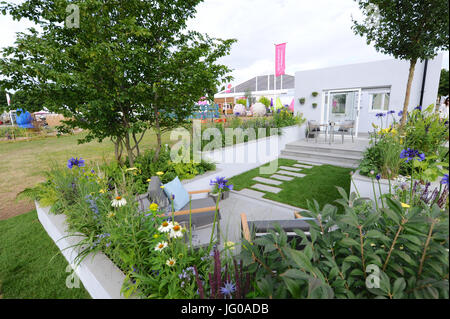 Londra, Regno Unito. 3 lug 2017. La pioggia Urban Garden (progettata da Rhiannon Williams), uno dei sei belle ed eleganti giardini per un mondo che cambia sul display a 2017 RHS Hampton Court Flower Show che si è aperto oggi, Londra, Regno Unito. Giardini per un mondo che cambia è una nuova categoria che evidenzia più sostenibile è la direzione che il giardinaggio è ora tenuto in tutto il mondo. Credito: Michael Preston/Alamy Live News Foto Stock