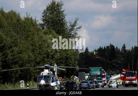 La Baviera, Germania. 3 Luglio, 2017. Il lavoro dei soccorritori nel sito del bus-camion incidente in Baviera, Germania, il 3 luglio 2017. La polizia tedesca ha confermato lunedì sull'account di Twitter che molte persone sono morte in un tour bus-camion incidente nella Germania meridionale. Credito: Luo Huanhuan/Xinhua/Alamy Live News Foto Stock