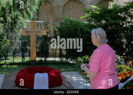 Speyer, Germania. 03 luglio, 2017. Le persone sono costantemente vicino alla tomba di Helmut Kohl per pagare il loro tributo all'ex cancelliere. Le persone sono venuta a visitare la tomba dell'ex cancelliere tedesco Helmut Kohl nel parco di Adenauer a Speyer e pagare il loro rispetto per lui. la tomba si trova nella tomba cantiere della cattedrale del Capitolo della Cattedrale di Speyer, per mostrare il kohl della vicinanza alla città di Speyer e la sua cattedrale sin dalla prima infanzia. Credito: cronos/alamy live news Foto Stock