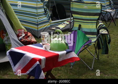 Londra, Regno Unito. 3 lug 2017. La gente del camp e della coda per i biglietti per l'apertura del campionato di Wimbledon 2017, Londra, UK Credit: Nastia M/Alamy Live News Foto Stock