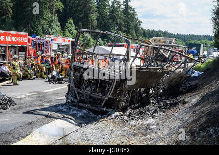 Muenchenberg, Germania. 3 lug 2017. Il bruciato relitto di un pullman coinvolto in un incidente sulla autostrada A9 vicino Muenchenberg (Baviera), Germania, 3 luglio 2017. Almeno diciotto passeggeri sono stati uccisi nell'incidente secondo un'indagine di polizia. Trenta di quaranta-otto passeggeri feriti - alcuni dei quali gravemente. Credito: dpa picture alliance/Alamy Live News Foto Stock