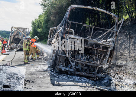 Muenchenberg, Germania. 3 lug 2017. Il bruciato relitto di un pullman coinvolto in un incidente sulla autostrada A9 vicino Muenchenberg (Baviera), Germania, 3 luglio 2017. Almeno diciotto passeggeri sono stati uccisi nell'incidente secondo un'indagine di polizia. Trenta di quaranta-otto passeggeri feriti - alcuni dei quali gravemente. Credito: dpa picture alliance/Alamy Live News Foto Stock