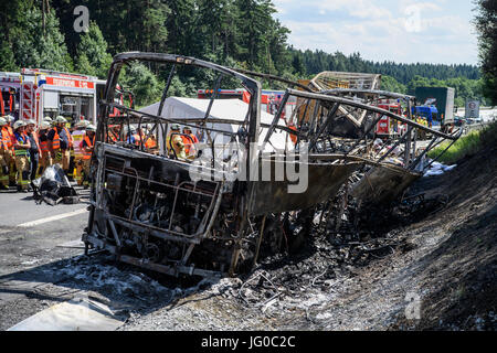 Muenchenberg, Germania. 3 lug 2017. Il bruciato relitto di un pullman coinvolto in un incidente sulla autostrada A9 vicino Muenchenberg (Baviera), Germania, 3 luglio 2017. Almeno diciotto passeggeri sono stati uccisi nell'incidente secondo un'indagine di polizia. Trenta di quaranta-otto passeggeri feriti - alcuni dei quali gravemente. Credito: dpa picture alliance/Alamy Live News Foto Stock