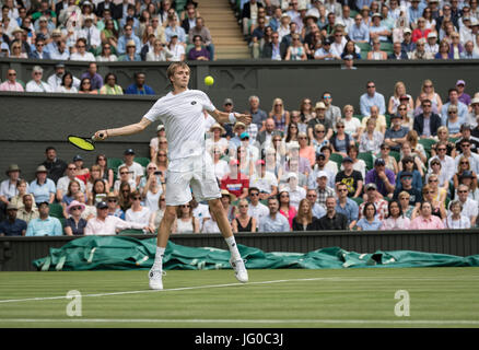 Londra, Regno Unito. 3 lug 2017. Il torneo di Wimbledon Tennis Championships 2017 tenutasi a tutti, UK. 03 Luglio, 2017. Lawn Tennis e Croquet Club di Londra, Inghilterra, Regno Unito. Andy Murray (GBR) [1] v Alexander Bublik (KAZ) sul Centre Court. Nella foto:- Alexander Bublik Credito: Duncan Grove/Alamy Live News Foto Stock