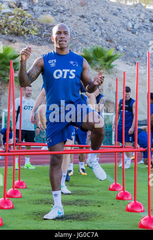 Tenerife. Il 3° luglio 2017. Andre saggezza confermato nuova firma oggi vede la formazione con Derby County Football Club di formazione presso il T3 impianto sportivo in Tenerife. Foto Stock