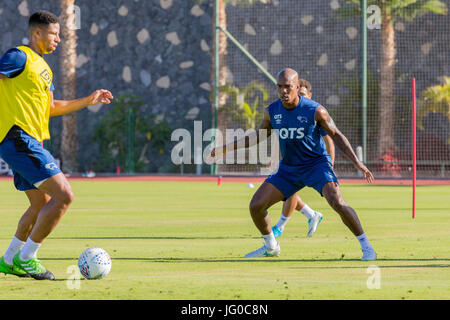 Tenerife. Il 3° luglio 2017. Andre saggezza confermato nuova firma oggi vede la formazione con Derby County Football Club di formazione presso il T3 impianto sportivo in Tenerife. Foto Stock