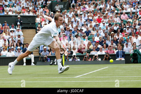 Londra, Regno Unito. 3 Luglio, 2017. Alexander Bublik del Kazakistan compete durante gli Uomini Singoli Primo turno match con Andy Murray di Gran Bretagna durante il giorno 1 del campionato di Wimbledon 2017 a Wimbledon, Londra, Gran Bretagna il 3 luglio 2017. Credito: Han Yan/Xinhua/Alamy Live News Foto Stock