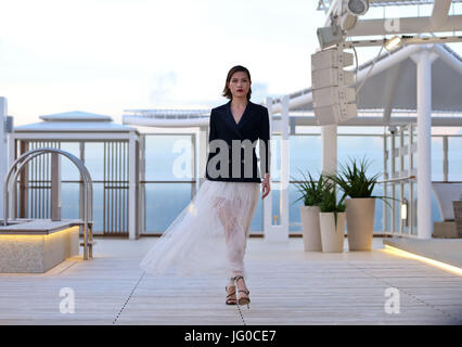 Shenzhen, Cina la provincia di Guangdong. 3 Luglio, 2017. Un modello presenta una personalizzazione Grace Chen creazione di Shenzhen, Cina del sud della provincia di Guangdong, 3 luglio 2017. Credito: Cheng Tingting/Xinhua/Alamy Live News Foto Stock