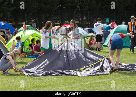 Londra, Regno Unito. 3 lug 2017. Wimbledon Tennis Championships 2017, Wimbledon Lawn Tennis Club, a sud-ovest di Londra, Inghilterra, Regno Unito. 03 Luglio, 2017. La gente in coda fino al tradizionale camping linee su Wimbledon Park per ottenere i biglietti per i seguenti giorni Wimbledon Tennis Championships 2017 sul Centro principale di Corte e tribunale uno. Credito: Clickpics/Alamy Live News Foto Stock