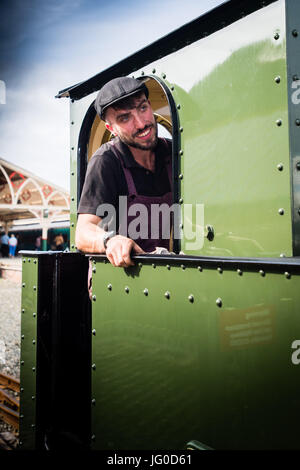 Aberystwyth Wales UK, lunedì 03 luglio 2017. 21 anni oggi, il giorno del suo compleanno Jac Smith è diventato l'ultima persona a qualificarsi come una locomotiva sulla valle di Rheidol Railway in Aberystwyth, facendo di lui uno dei più giovani locomotiva a vapore i driver NEL REGNO UNITO. Jac prima uniti la ferrovia come un apprendista di ingegneria dopo aver lasciato la scuola a 16. Credito: keith morris/Alamy Live News Foto Stock