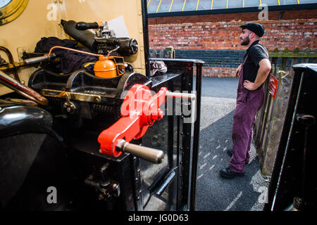 Aberystwyth Wales UK, lunedì 03 luglio 2017. 21 anni oggi, il giorno del suo compleanno Jac Smith è diventato l'ultima persona a qualificarsi come una locomotiva sulla valle di Rheidol Railway in Aberystwyth, facendo di lui uno dei più giovani locomotiva a vapore i driver NEL REGNO UNITO. Jac prima uniti la ferrovia come un apprendista di ingegneria dopo aver lasciato la scuola a 16. Credito: keith morris/Alamy Live News Foto Stock