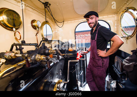 Aberystwyth Wales UK, lunedì 03 luglio 2017. 21 anni oggi, il giorno del suo compleanno Jac Smith è diventato l'ultima persona a qualificarsi come una locomotiva sulla valle di Rheidol Railway in Aberystwyth, facendo di lui uno dei più giovani locomotiva a vapore i driver NEL REGNO UNITO. Jac prima uniti la ferrovia come un apprendista di ingegneria dopo aver lasciato la scuola a 16. Credito: keith morris/Alamy Live News Foto Stock