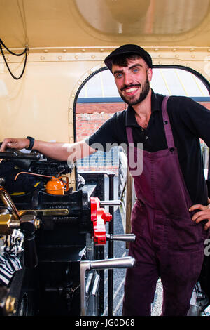 Aberystwyth Wales UK, lunedì 03 luglio 2017. 21 anni oggi, il giorno del suo compleanno Jac Smith è diventato l'ultima persona a qualificarsi come una locomotiva sulla valle di Rheidol Railway in Aberystwyth, facendo di lui uno dei più giovani locomotiva a vapore i driver NEL REGNO UNITO. Jac prima uniti la ferrovia come un apprendista di ingegneria dopo aver lasciato la scuola a 16. Credito: keith morris/Alamy Live News Foto Stock