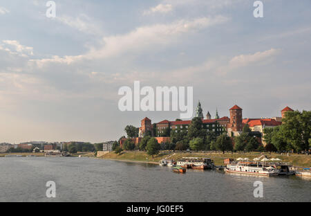 Il castello di Wawel sulle rive della Vistola a Cracovia, Polonia, 28 giugno 2017. Il castello era originariamente la residenza del re polacco a Cracovia. Il castello è situato su di una collina che si affaccia sulla Vistola. Foto: Jan Woitas/dpa-Zentralbild/dpa Foto Stock