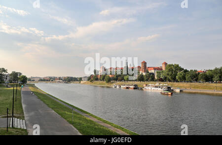 Il castello di Wawel sulle rive della Vistola a Cracovia, Polonia, 28 giugno 2017. Il castello era originariamente la residenza del re polacco a Cracovia. Il castello è situato su di una collina che si affaccia sulla Vistola. Foto: Jan Woitas/dpa-Zentralbild/dpa Foto Stock