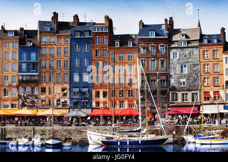 Bel colore case e marina di porto di Honfleur in Normandia, Francia Foto Stock