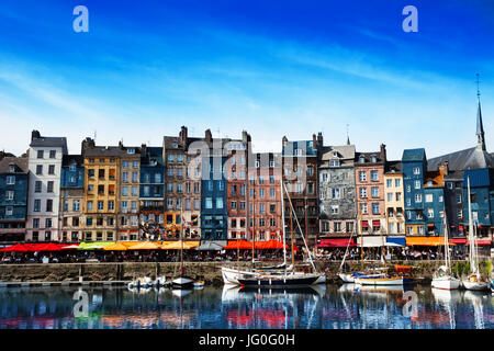 Lungomare del porto di Honfleur con case di colore in Normandia, Francia Foto Stock