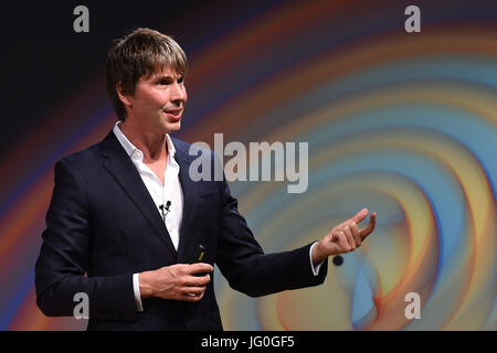 Il professor Brian Cox dà una lezione durante la Stephen Hawking simposio pubblico a Lady Mitchell Hall di Cambridge. Foto Stock