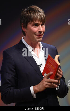 Il professor Brian Cox dà una lezione durante la Stephen Hawking simposio pubblico a Lady Mitchell Hall di Cambridge. Foto Stock