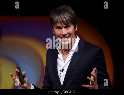 Il professor Brian Cox dà una lezione durante la Stephen Hawking simposio pubblico a Lady Mitchell Hall di Cambridge. Foto Stock