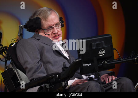 Stephen Hawking parla del suo stile di vita e di lavoro nel corso di un simposio pubblico per festeggiare il suo settantacinquesimo compleanno a Lady Mitchell Hall di Cambridge. Foto Stock