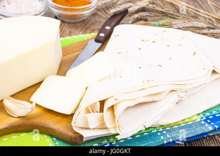 Pane Pita con formaggio suluguni per shawarma. Foto Studio Foto Stock