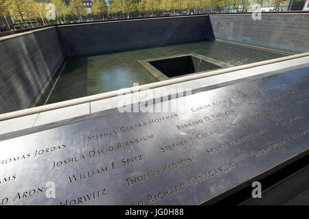 Nomi del nord pool memorial ex 1 world trade center ingombro con la luce riflessa da uno nuovo world trade center di New York City STATI UNITI D'AMERICA Foto Stock