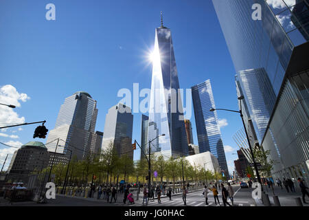Guardando il sole riflesso one world trade center dal National September 11th memoriale New York City USA Foto Stock