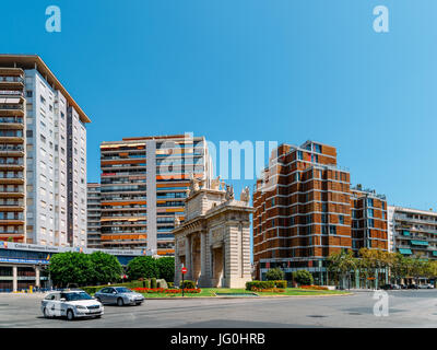 VALENCIA, Spagna - Agosto 06, 2016: Plaza de la Puerta del Mar (gate del mare Square) nel centro città di Valencia in Spagna. Foto Stock