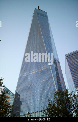 Guardando il one world trade center al tramonto New York City USA Foto Stock