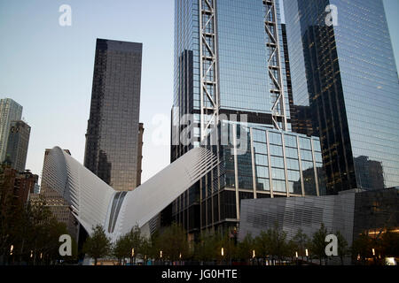 Occulus metropolitana stazione di percorso, il museo e le torri a tre e quattro al world trade center al tramonto New York City USA Foto Stock